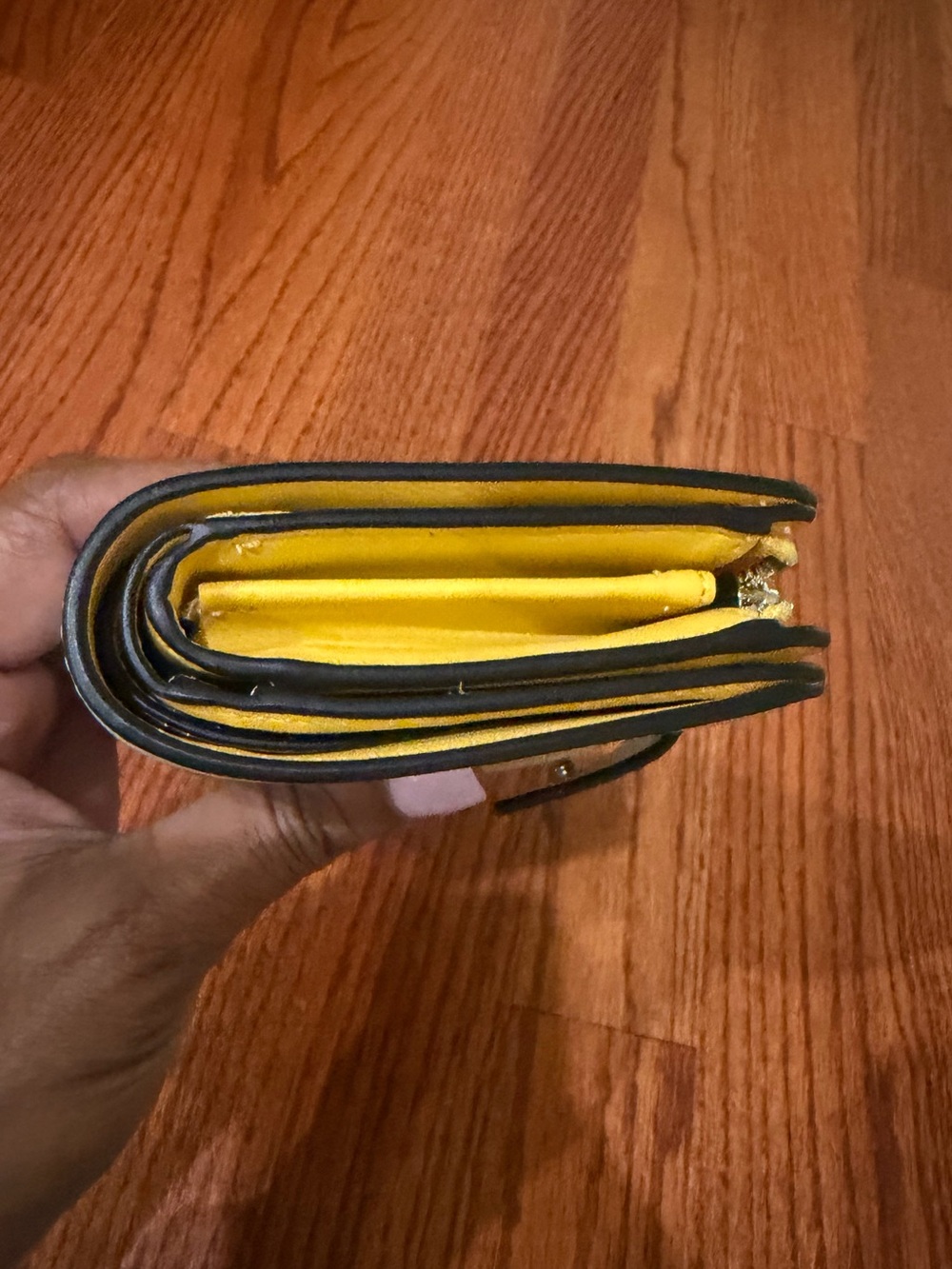 Kate Spade Medium Bee Wallet 🐝 - Picture 8 of 9